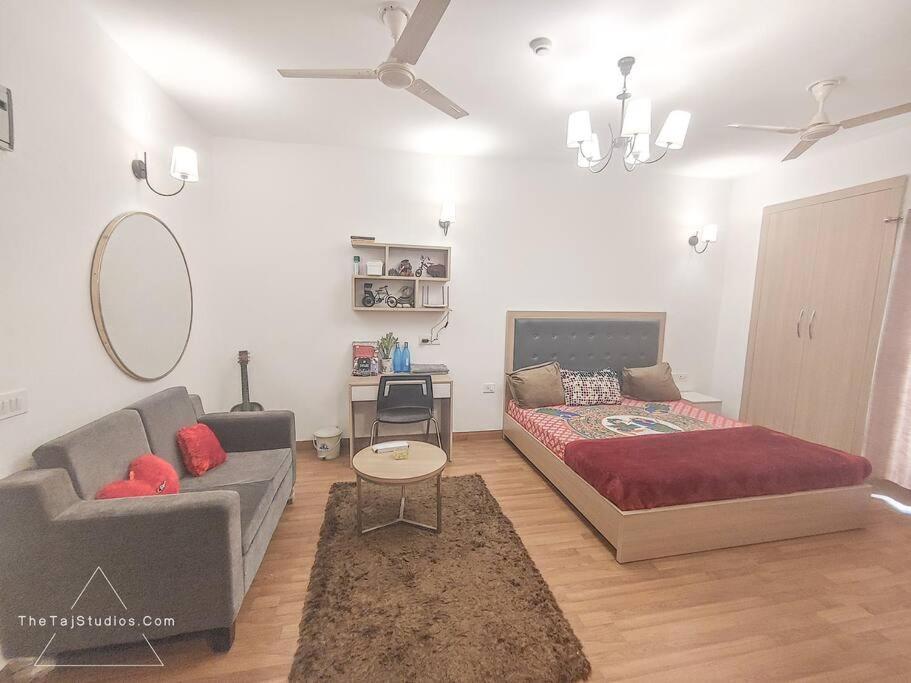 Top Luxury & Couple Friendly Stay Gp By Taj Suites & Studios #New Year Party & Stay Noida Luaran gambar