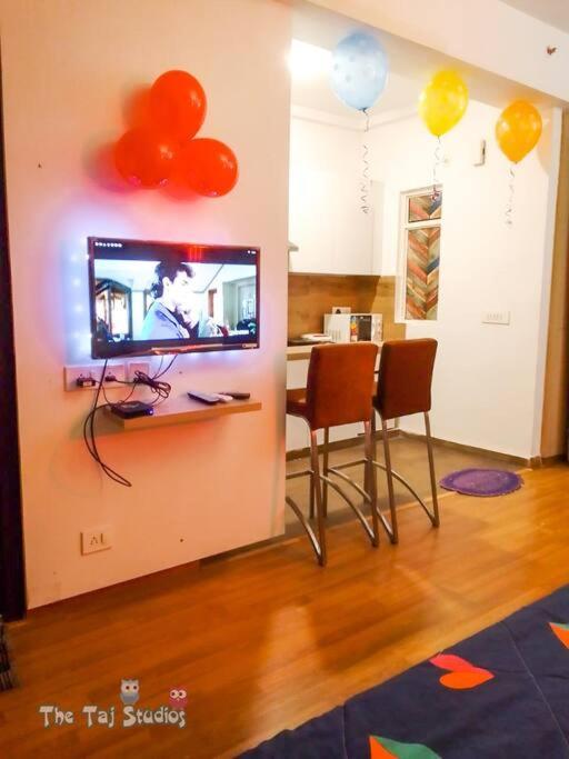 Top Luxury & Couple Friendly Stay Gp By Taj Suites & Studios #New Year Party & Stay Noida Luaran gambar
