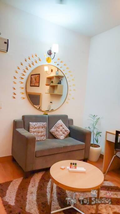 Top Luxury & Couple Friendly Stay Gp By Taj Suites & Studios #New Year Party & Stay Noida Luaran gambar