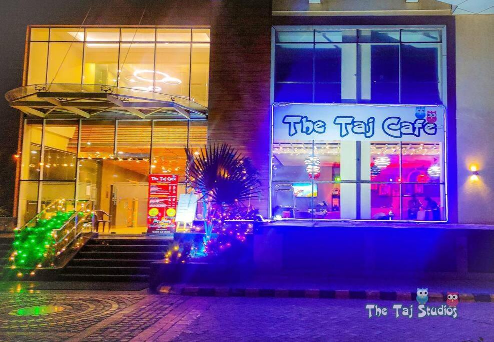 Top Luxury & Couple Friendly Stay Gp By Taj Suites & Studios #New Year Party & Stay Noida Luaran gambar
