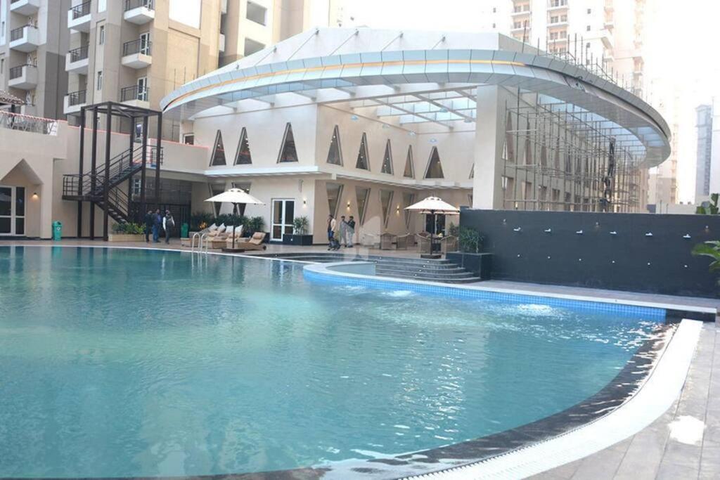 Top Luxury & Couple Friendly Stay Gp By Taj Suites & Studios #New Year Party & Stay Noida Luaran gambar