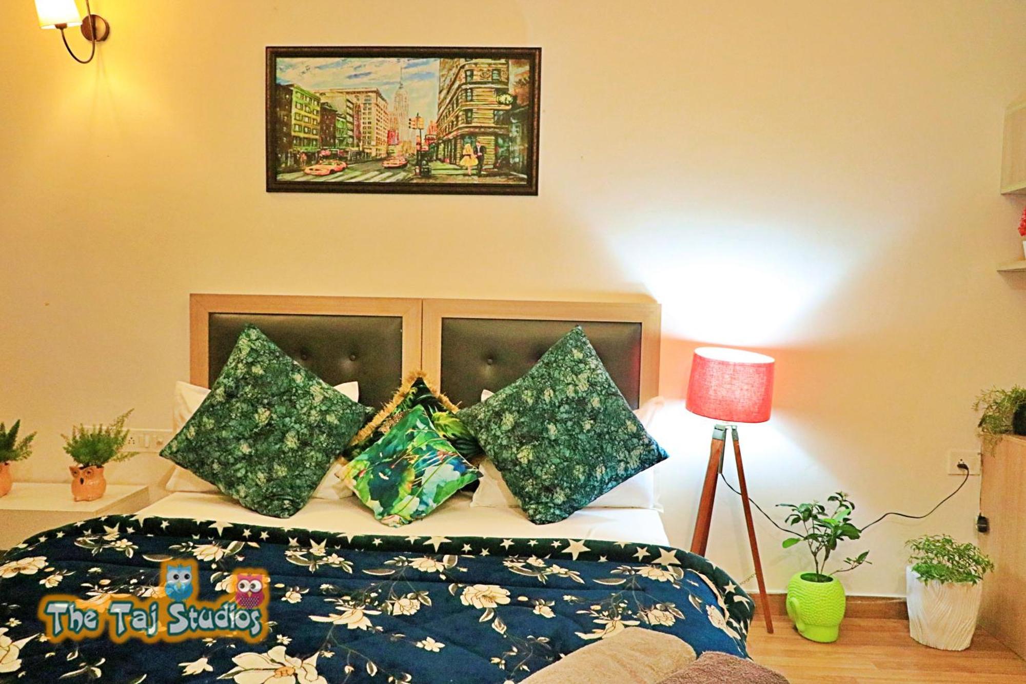 Top Luxury & Couple Friendly Stay Gp By Taj Suites & Studios #New Year Party & Stay Noida Luaran gambar